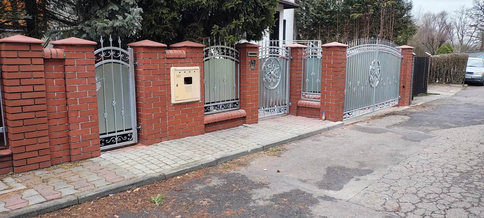 Brama dwuskrzydłowa z ogrodzeniem frontowym