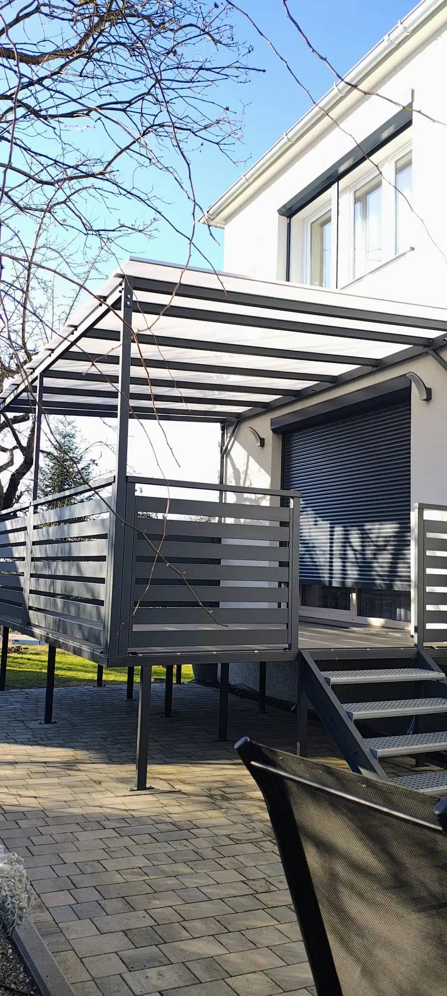 Taras z balustradą oraz zadaszeniem